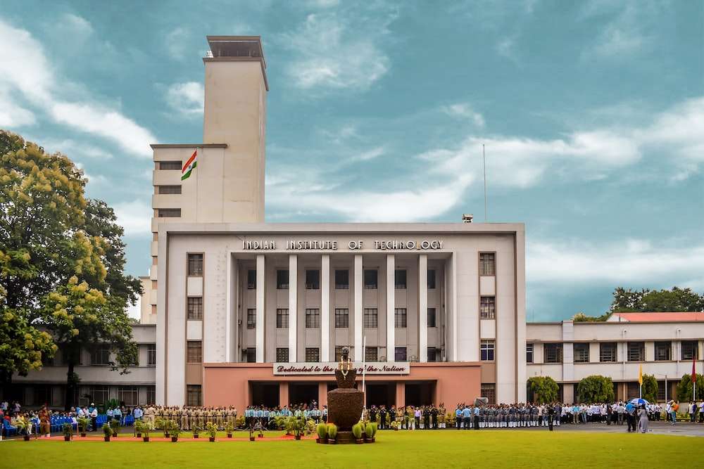 IIT Kharagpur Vs IIT Bombay, Placements, Cut Off, Fees, & Courses