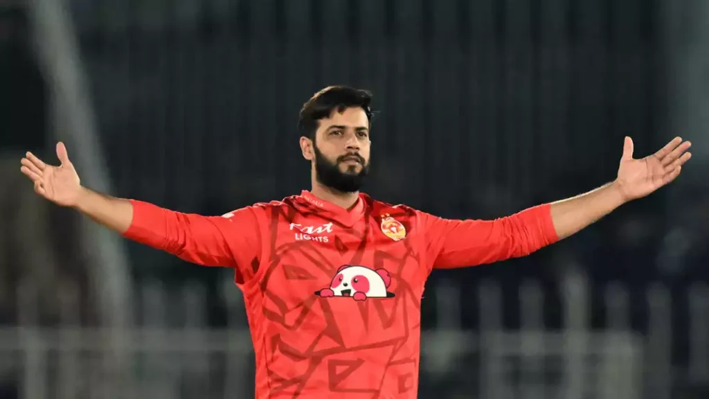 Imad Wasim Picked 3 For 12